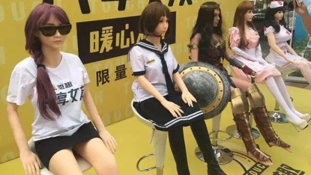 高傲的“單身”還是選擇人體硅膠娃娃？